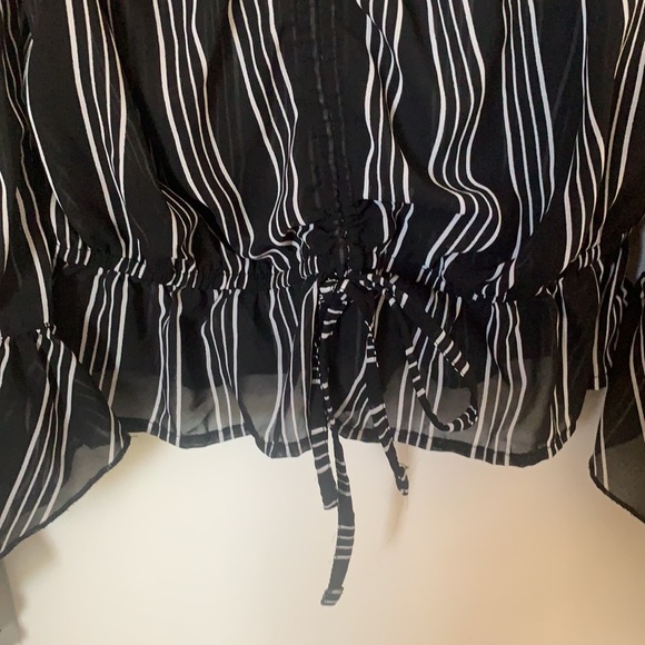 Guess cropped off the shoulder blouse - Picture 3 of 4